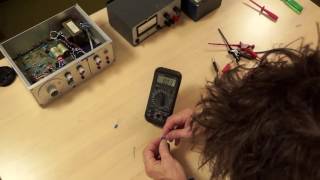 Demonstratie Capaciteit van een condensator meten met multimeter [upl. by Addy]