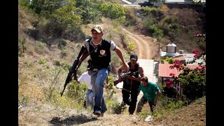 Autodefensas avanzan hacia Lázaro Cárdenas [upl. by Mignonne]