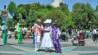 Mary Poppins Surprised Everyone At Disneyland With A Special Holiday Performance [upl. by Rednasxela]