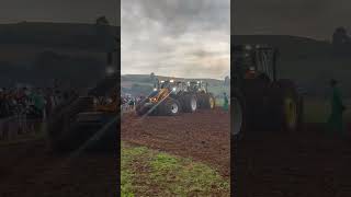 AGRICULTRICESTRACTEUR VALTRA VS TRACTEUR JOHN DEERE QUI GAGNE agricole agricultureagricultrice [upl. by Brannon823]