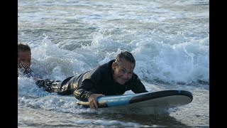 Surf Santé Service  patients et soignants se jettent à leau [upl. by Lounge]