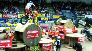 Dougie Lampkin cleans the cotton reels at the indoor world trials 2009 [upl. by Yart]