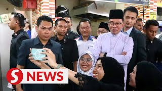 Anwar savours food at Pertama shopping complex before prayers at Masjid Jamek [upl. by Montagna]