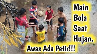 MAIN BOLA SAAT HUJAN DERAS HATI HATI TAKUT TERSAMPAR PETIR [upl. by Teteak]