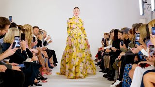 Carolina Herrera presenta su colección Primavera 2023 [upl. by Arriek]