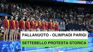 Pallanuoto  Olimpiadi Parigi Storica protesta del Settebello spalle agli arbitri durante linno [upl. by Merow845]