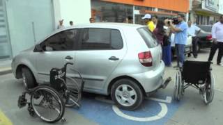 Motoristas estacionam em vagas de deficiente [upl. by Ecnatsnok530]