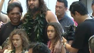 Why is AQUAMAN Jason Momoa crying with his children [upl. by Etta]