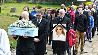 Oggi Al funerale di Lorella Cuccarini centinaia di persone hanno versato lacrime di tristezza [upl. by Litsyrk246]