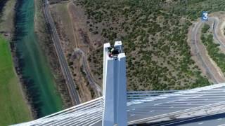 Vertige en haut du viaduc de Millau [upl. by Adnahsar]