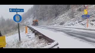 Mezzi dellAnas al lavoro per lo sgombero della prima neve e salatura delle strade Statali 26 e 27 [upl. by Angeli476]