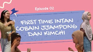 MAKAN JJAMPONG amp Intan pertama kali makan kimchi [upl. by Aneris16]