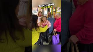 ¡Increíble Niña Revela la Farsa de su Madre Embarazada en el transporte público” youtubeshorts [upl. by Marti310]