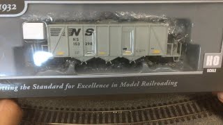 Walthers HO scale Norfolk Southern Ortner 100 ton aggregate hopper [upl. by Becca474]