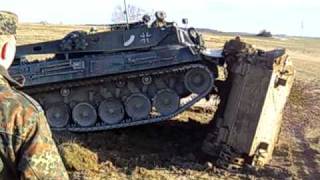 Bergepanzer dreht alten Schützenpanzer [upl. by Alue]