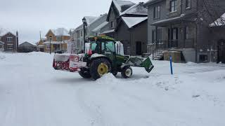 déneigement résidentiel john deere 4720 [upl. by Enetsirk]