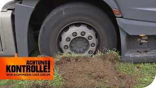 LKW auf AutobahnParkplatz fest gefahren  Der ADAC hilft  Achtung Kontrolle  kabel eins [upl. by Reniti355]