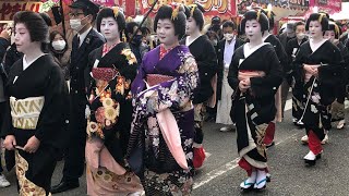 三味線と太鼓にあわせて博多券番の芸妓１５人が神社を参拝～十日恵比須「かち詣り」 [upl. by Ribal]