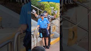 O mímico Tom tentou dar um susto na funcionária do SeaWorld Orlando 😂🤣 tomthemime seaworldmime [upl. by Barbuto40]