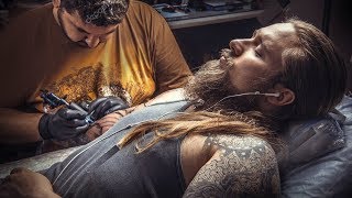 LE hago un TATTOO a MI AMIGO mientras DUERME reacciona mal BROMA [upl. by Adnilra]