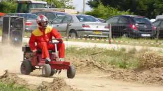 Course de tracteurs tondeuses cross [upl. by Angelia]