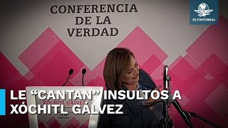 En plena conferencia Xóchitl Gálvez recibe llamadas le dicen groserías y le muestran su apoyo [upl. by Kokoruda646]