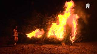 VIDEO Kerstboomverbrandingen in Poortugaal en Rhoon [upl. by Constancy]