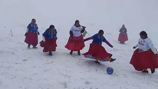 Las cholitas escaladoras bolivianas juegan al fútbol a casi 6000 metros en la montaña Huayna Potosí [upl. by Ajuna]