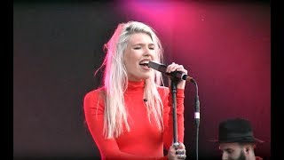 Daria Zawiałow  Malinowy Chruśniak live  Orange Warsaw Festival 3062017 [upl. by Osrit]