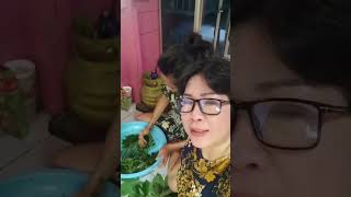 Ola Bikin sayur daun singkong food shorts shortvideo [upl. by Oinotnanauj]