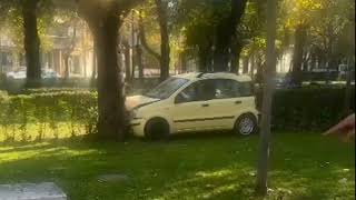 Entra nel Parco Torlonia con lauto e si schianta contro un albero il filmato diventa virale [upl. by Ephraim]