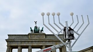 ChanukkaLeuchter am Brandenburger Tor aufgestellt  AFP [upl. by My858]