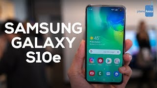 Samsung Galaxy S10e Handson big features small package [upl. by Jakoba414]