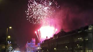 Cabalgata de Los Reyes Magos Madrid 2017 with fireworks at the end [upl. by Auria]