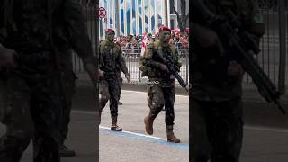 DESFILE DE PORTA BANDEIRA DAS ORGANIZAÇÕES MILITARES DA BRIGADA PARAQUEDISTA 🦅🇧🇷 [upl. by Einberger]