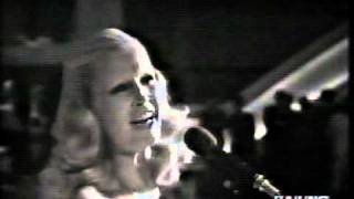 PATTY PRAVO canta a Senza Rete quotTUTTAL PIU quot cè il testo senza playback [upl. by Donal132]