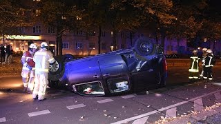 BerlinWestend Mercedes überschlägt sich nach Kreuzungscrash am Steubenplatz [upl. by Monahon]