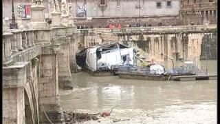 Il Tevere in piena barcone si schianta su ponte SantAngelo [upl. by Retsim21]