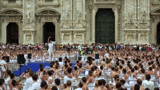 Roberto Bolle e il quotBallo in biancoquot in piazza Duomo [upl. by Amelus]