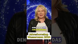 Gernot Haas als StarAstrologin Gerda Rogers  Jahreshoroskop 2024  Wassermann [upl. by Con689]