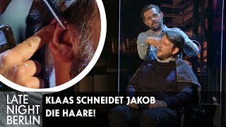 Klaas schneidet Jakob die Haare Friseursalon HeuferUmlauf  Late Night Berlin  ProSieben [upl. by Eniamrahc]