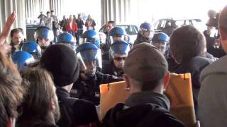 Roma scontri tra studenti e polizia alla stazione Tiburtina [upl. by Derrek]