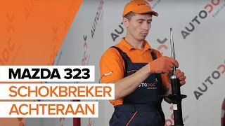 Hoe een schokbreker achteraan vervangen op een MAZDA 323 F HANDLEIDING  AUTODOC [upl. by Surazal562]