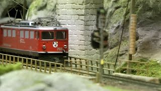 Modelleisenbahn Graubündenbahn mit perfekter Oberleitung in Spur H0m [upl. by Einatsed]