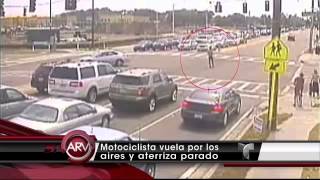 Motociclista vuela por los aires y aterriza parado Al Rojo Vivo VIDEO [upl. by Eldnek]