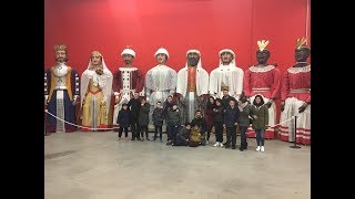 Visita Comparsa Gigantes y Cabezudos de Pamplona en la Escuela de Navidad ANA 2018 [upl. by Zavala208]