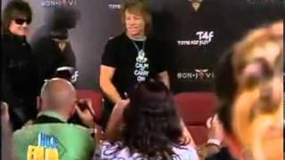 hoje em dia Jon Bon Jovi paquera repórter durante entrevista coletiva em SP 2010 mircmirc240p H 264 AAC [upl. by Mac388]