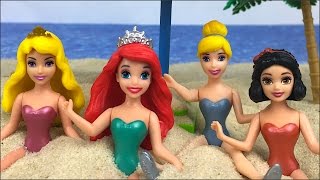 DISNEY PRINZESSINNEN SOMMERFERIEN AM MEER MIT ARIELLE SCHNEEWITTCHEN CINDERELLA UND AURORA SPIELZEUG [upl. by Bengt]