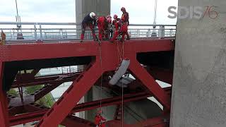 Manœuvre des spécialistes du GRIMP au pont de Tancarville [upl. by Mullins647]