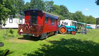 Fraaie trekker en woonwagen op de camping [upl. by Etana]